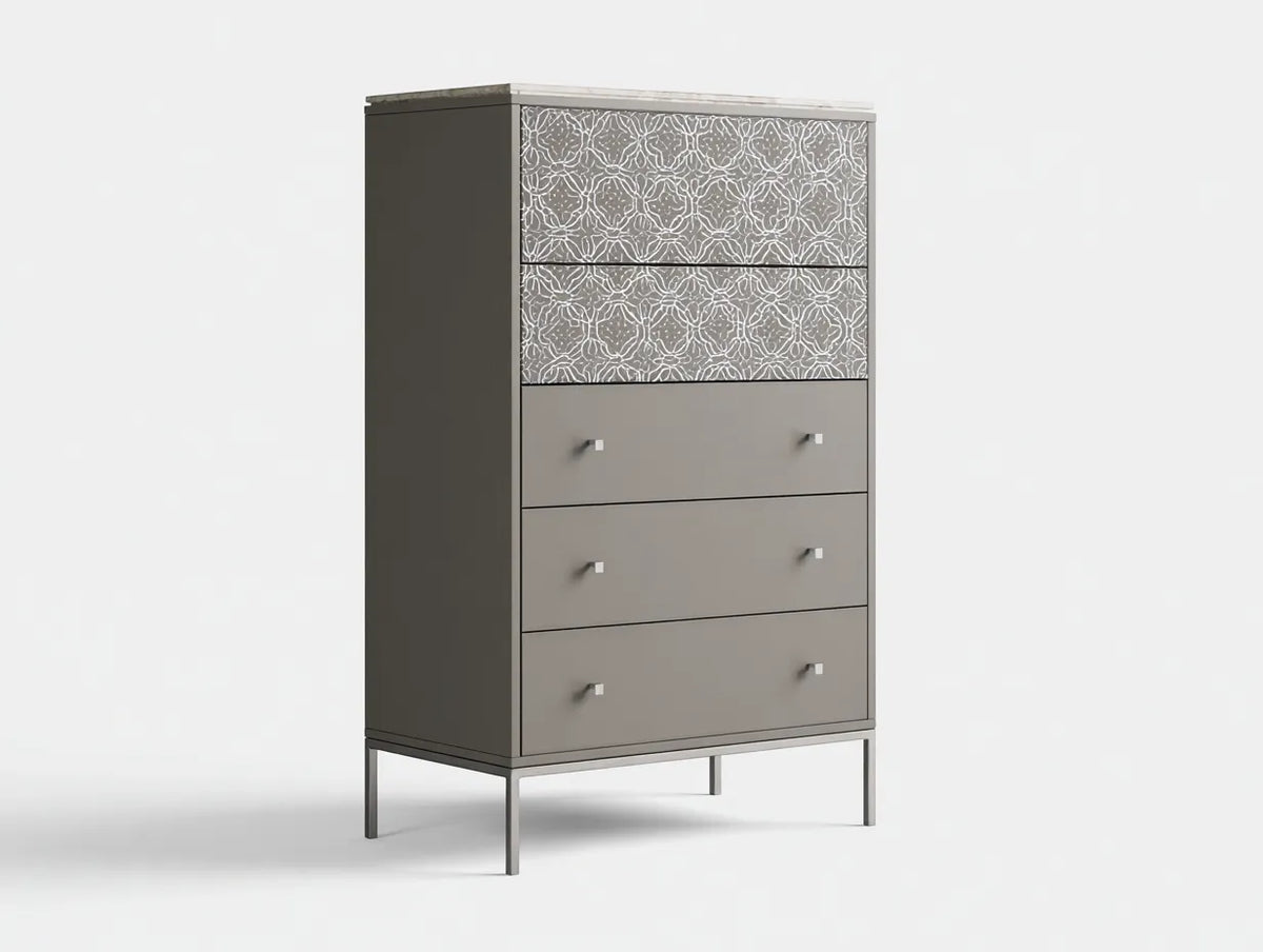 Credenza alta in legno 86×42×142 cm - grigio argento - frontale decorato con base rialzata